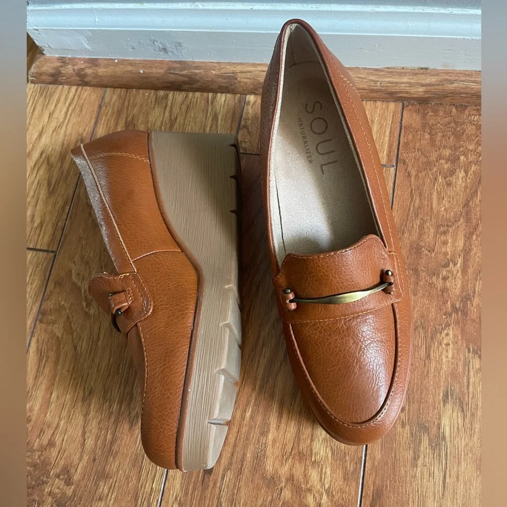 7.5 Wide Wedge Loafer Pumps in Cognac Brown